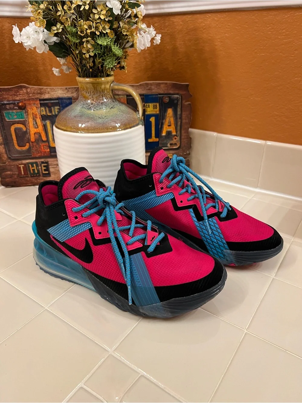 LeBron XVIII LOW, FIREBERRY/BLACK, Men’s Size 8.5-Women’s Size 10, EXCELLENT